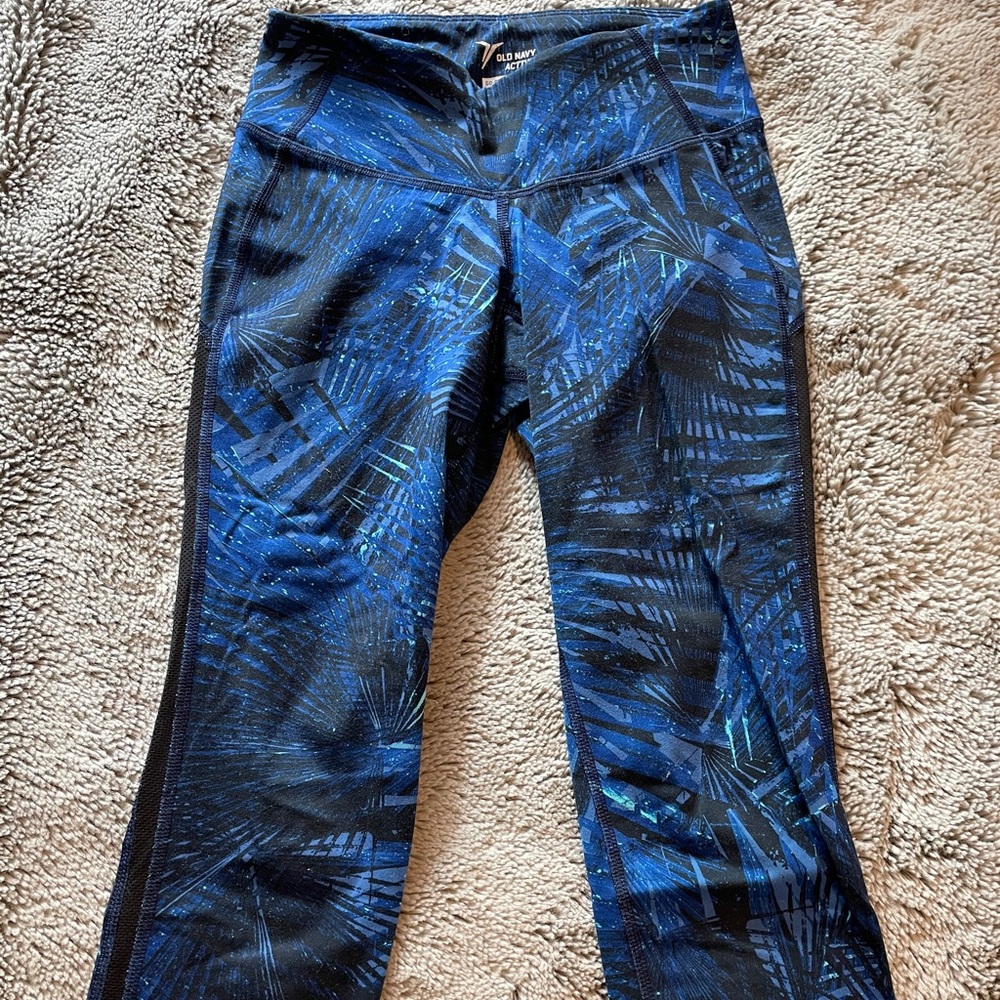 Women’s cropped athletic leggings